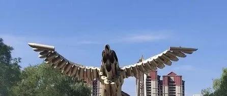 包头老乡聚会很少聊怎么超越呼和浩特了，反而都在感慨身后的鄂尔多斯追得太紧。