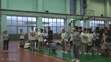 直线飞出去至飞行1.gif