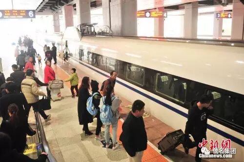 1月3日,站台上准备上车的旅客。当日,沪昆客专、云桂铁路全线开通运营一星期,截至目前,昆明铁路局发送旅客突破10万人。2016年12月28日,沪昆客专、云桂铁路全线开通运营,云南自此正式步入“高铁时代”。<a target='_blank' href='http://www.chinanews.com/'>中新社</a>记者 刘冉阳 摄