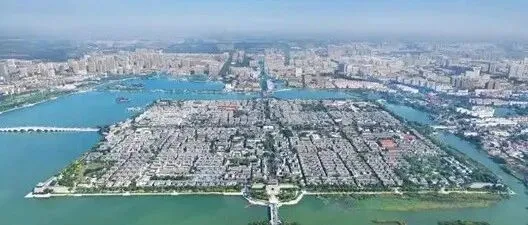 说聊城是个没有内涵的县城的人真该去东昌湖上看一看，江北水城的光环绝不是随便套的