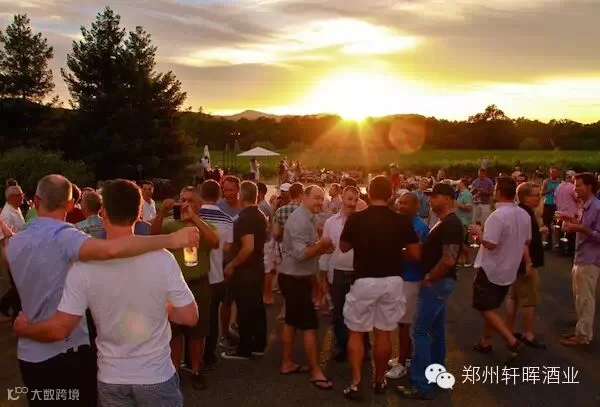 Gay-Travel-Herald-Gay-Wine-Weekend-Sonoma-California-out-in-the-vineyard-sunset.jpg