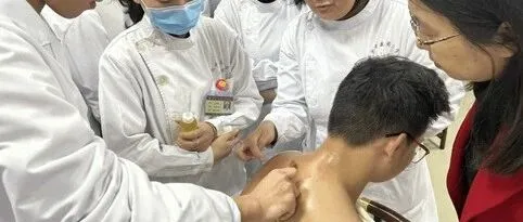 曾经被嫌弃的破旧老医务室，如今成了针灸集散地，这种反差确实很吸睛