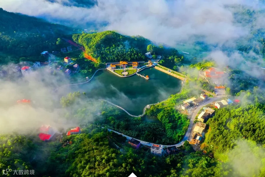 乐峰镇湖内村的明英苑(赵智聪 摄)雾中乐峰,人与自然共和谐。远眺,青山绵延,苍翠欲滴,山水相依;近观,庭院深深,悠悠草木,生机盎然;俯瞰,碧波微澜,亭台水榭,安静闲适 。.jpg