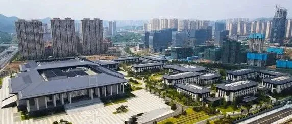 遵义到新蒲的市府新址是我见过最冷清的：说是行政中心北拓，实际上夜晚的大路上空得发慌。