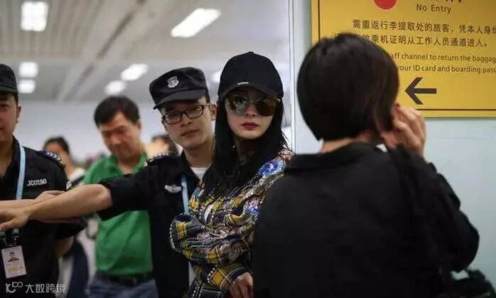 杨幂被保安赶出机场 杨幂被群众围堵全程黑脸