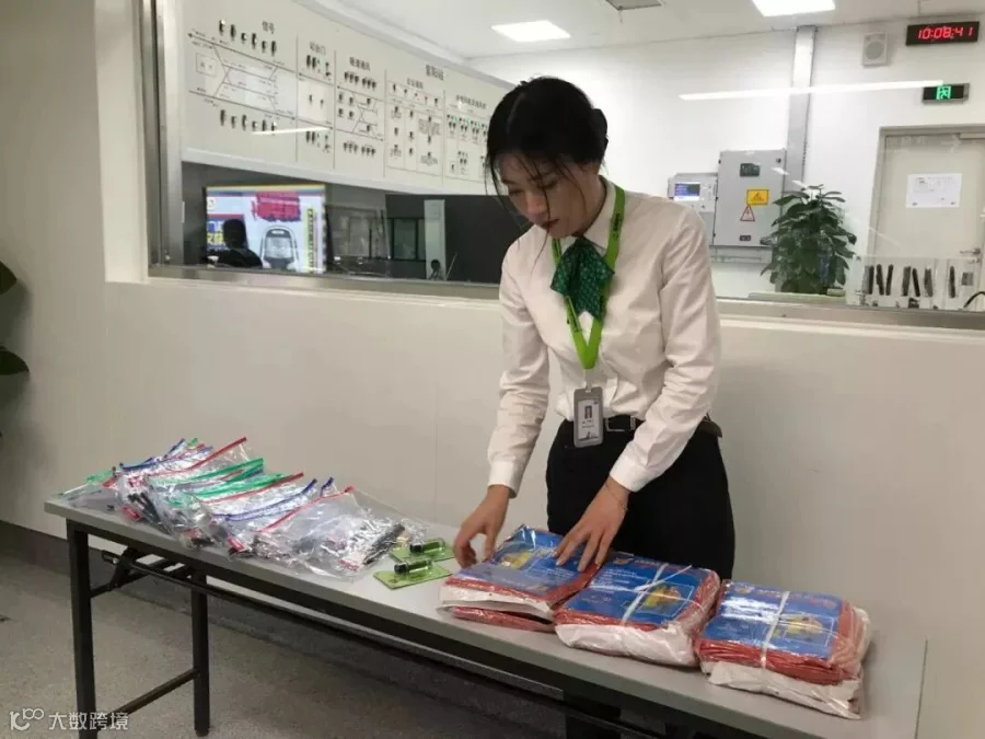 工作人员整理助力高考物品.JPG