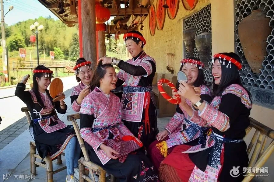 秀岭畲女 梳妆.jpg