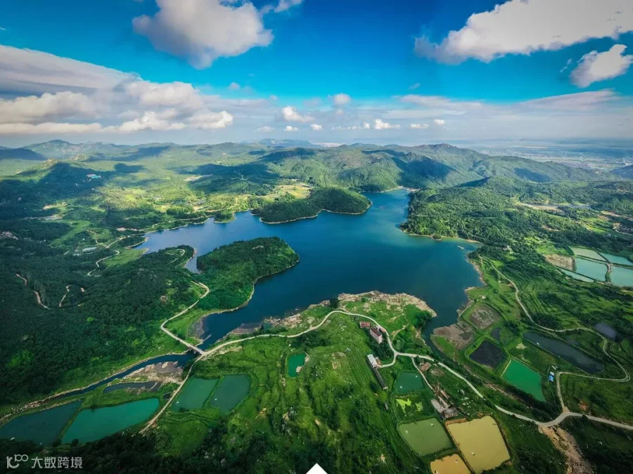 南岭群山重重叠叠,漫山遍野的森林编织成万丈翠屏,任四季更迭,依然长青,成为蜚声在外的“天然氧吧”,葱郁的万亩草场,古朴的梯田村落,沧桑的石头古厝,青山秀水相映成趣,到处皆诗境,随时有物华。(摄影者:陈乃颖).jpg