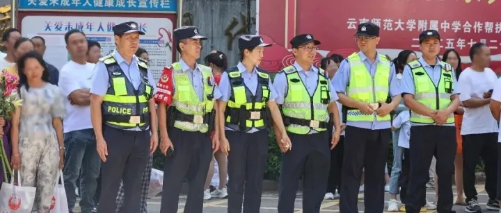 现场直击高考首日｜少年执笔逐梦，禄劝公安暖心护航！