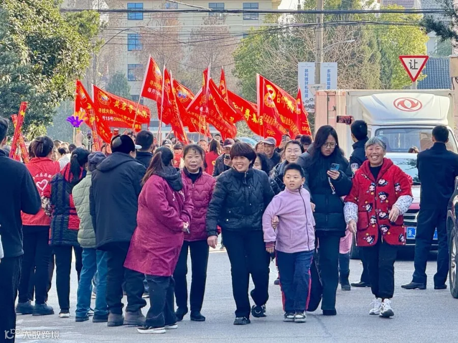 村民欢迎.jpg