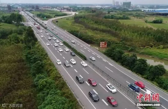 资料图:高速公路上行使的汽车。 <a target='_blank' href='http://www.chinanews.com/'>中新社</a>记者 刘忠俊 摄