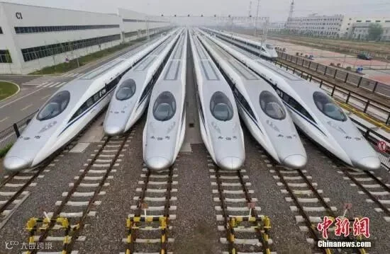 中国高铁的这五年迎来诸多世界第一。2012年12月26日,世界里程最长的高铁——京广高铁正式全线通车;2014年12月26日,世界上一次性建成里程最长的高铁——兰新高铁全线贯通;2017年9月21日,世界上高铁商业运营速度最快的高铁——京沪高铁“复兴号”实现350公里时速运营。截至2016年底,中国高铁运营里程超过2.2万公里,位居世界第一位。“四纵四横”高铁网络已基本建成。同时,中国高铁以先进的技术、完善的设备及全球互利共赢的理念被世界所认可,代表着今天的中国产业从“制造”到“创造”的升级。高铁不仅改变了城市间的距离,也悄悄改变着中国人的生活方式和思维方式,异地置业,跨省上班,双城生活…...