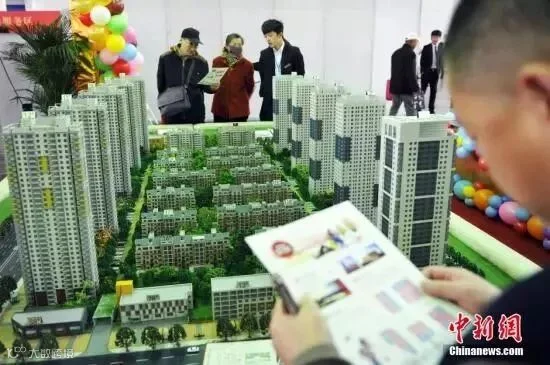 资料图:市民在沙盘前驻足。孙昊声 摄