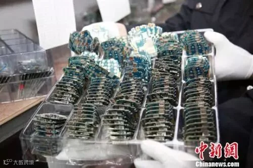 资料图:摆放整齐的走私手机主板 吴维 摄