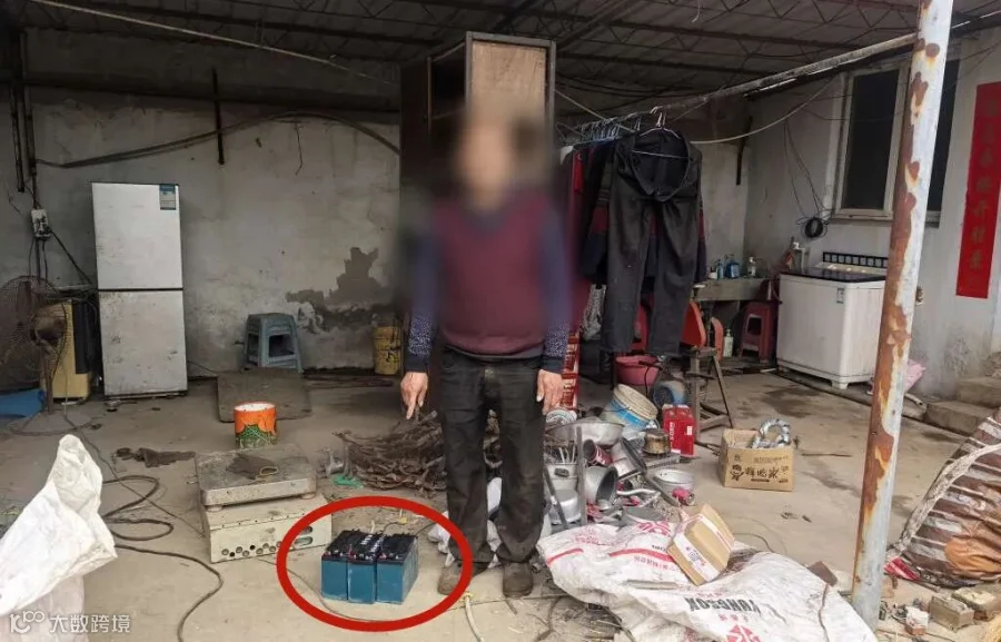 废品回收老板对物品进行指认_副本.jpg