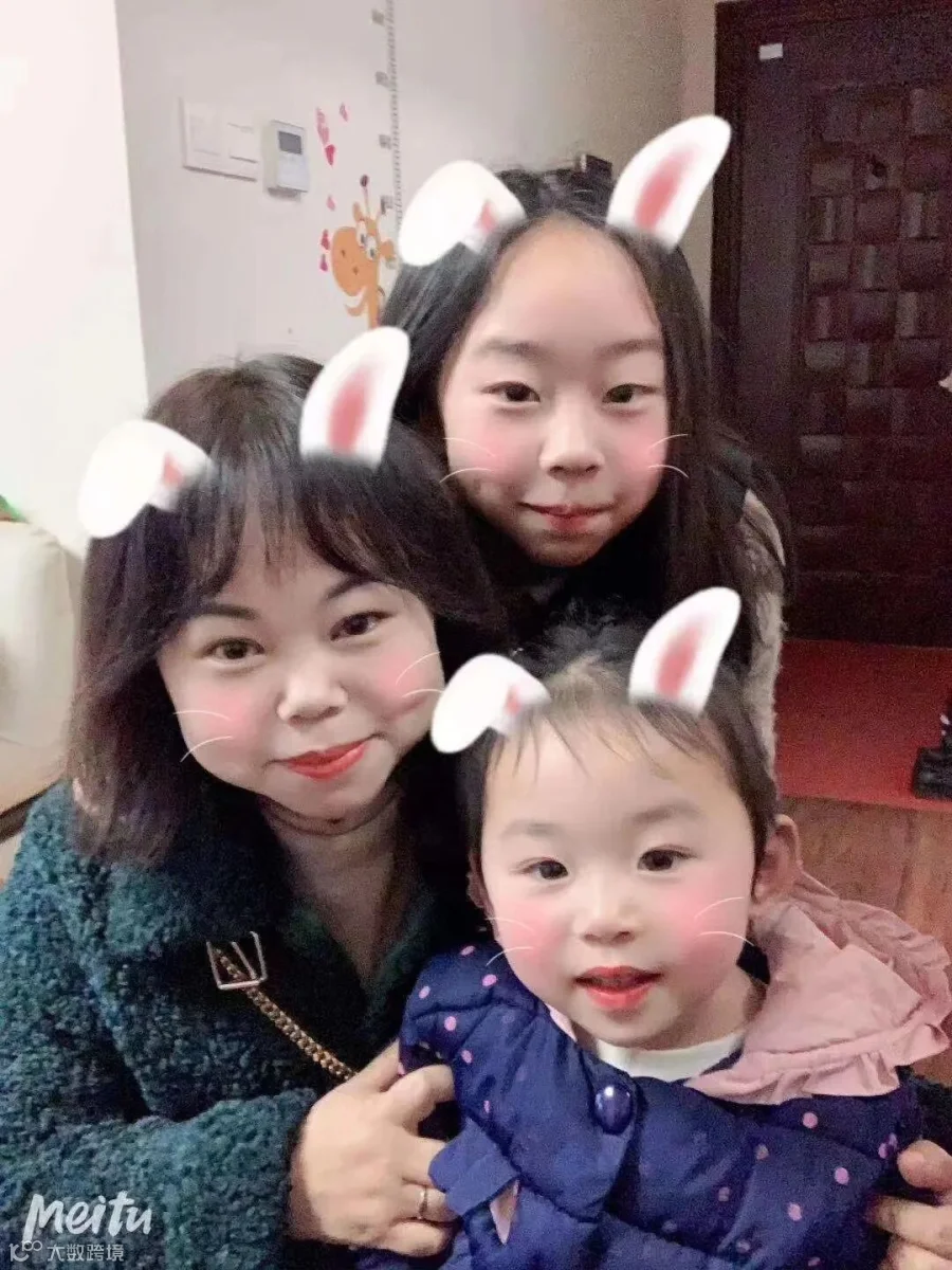 王倩亲子照.jpg