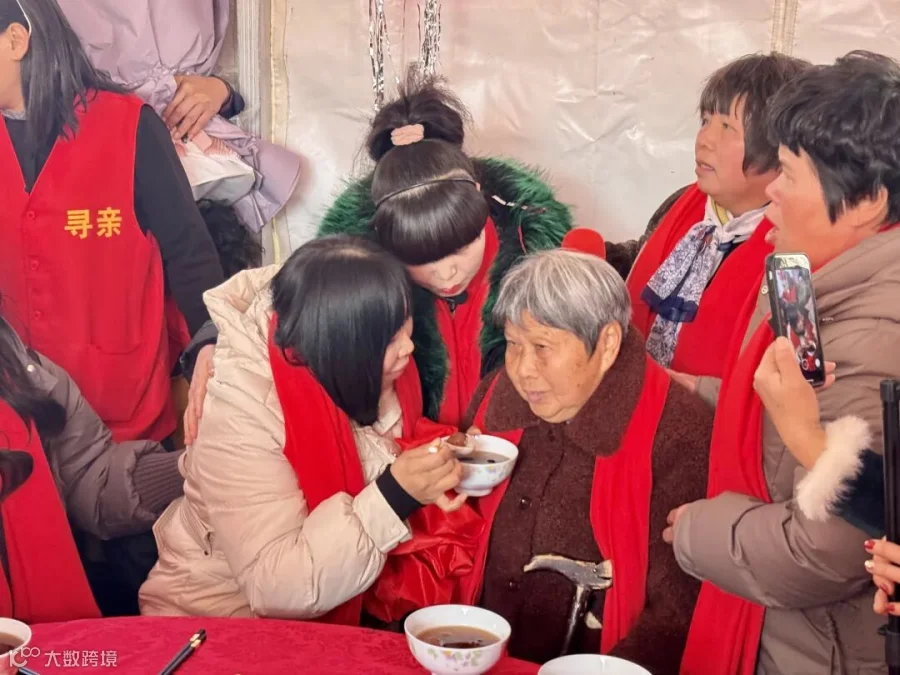 寻亲母女团聚.jpg