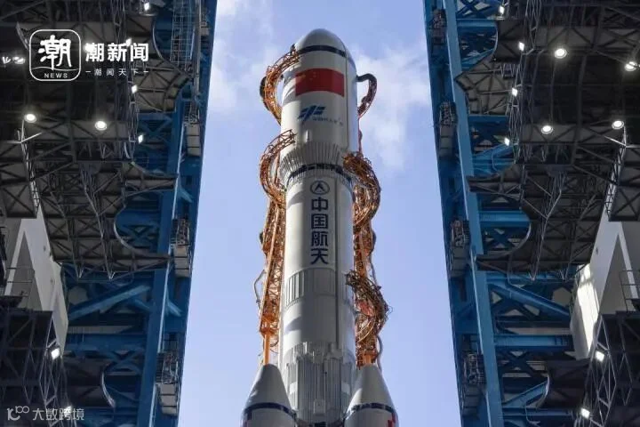 天舟七号船箭组合体 摄影:倪雁强.jpg