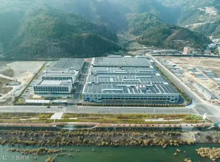 娃哈哈智能化饮料生产基地 王健摄.jpg
