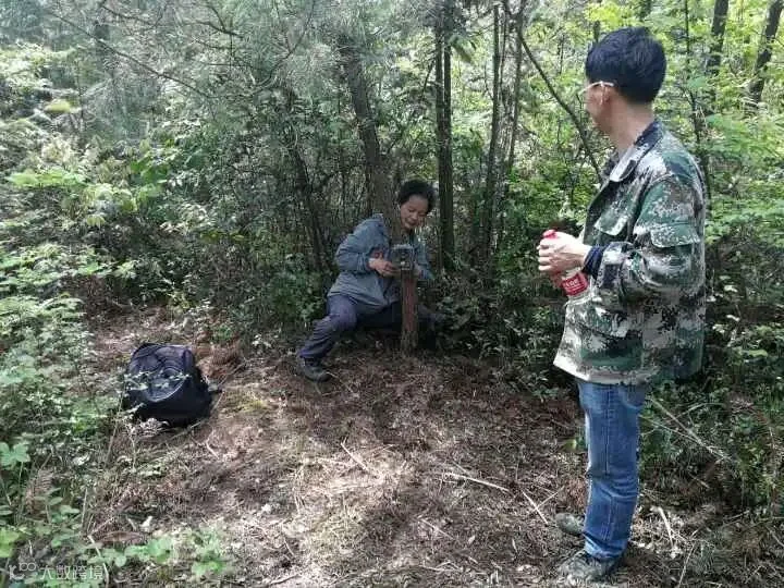 “红外相机小分队”在野生动物常出没的兽道、水域等地布设相机。安吉自规局供图.jpg