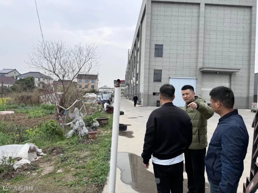 3.28.总经理诸诚带队前往晨宇路段现场勘察对陶家湾村村集体项目供热管道敷设条件.jpg