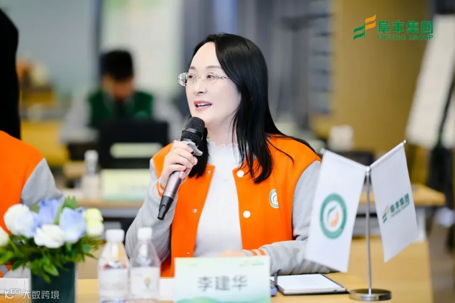 答辩现场导师点评照片3.jpg