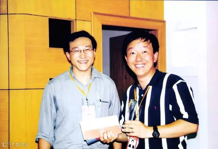 20021200 公司实现全年盈利一块钱的目标,吴炯和蔡崇信在财务办公室把第一块钱装入信封.jpg