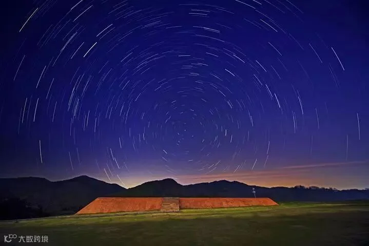 斗转星移+潘劲草+摄于瑶山遗址古祭坛.jpg