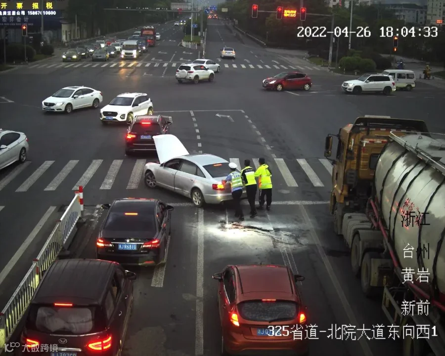 2交警将车推出道路_副本.jpg