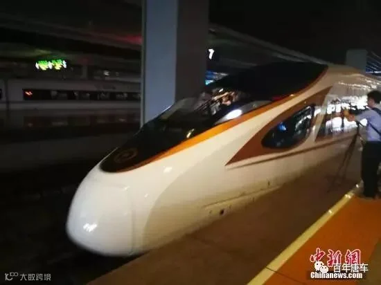 6月26日,由上海虹桥发往北京南站的最新版高铁列车“复兴号”驶离站台。中新网记者 康玉湛 摄