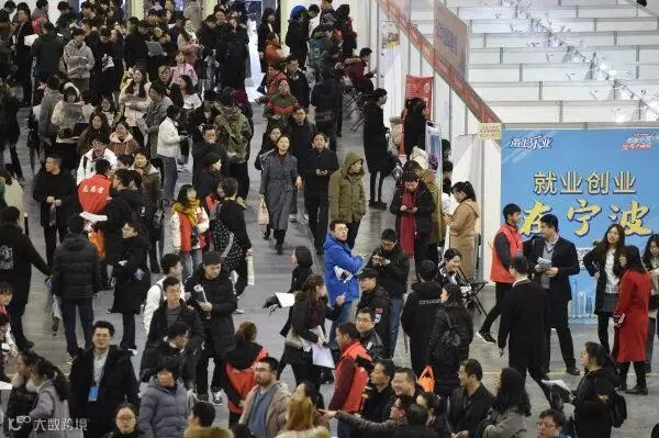 各大招聘会上,很少看到“银发族”的身影。有些年龄稍长的,是为子女找工作做参谋。潘海松 摄.jpg