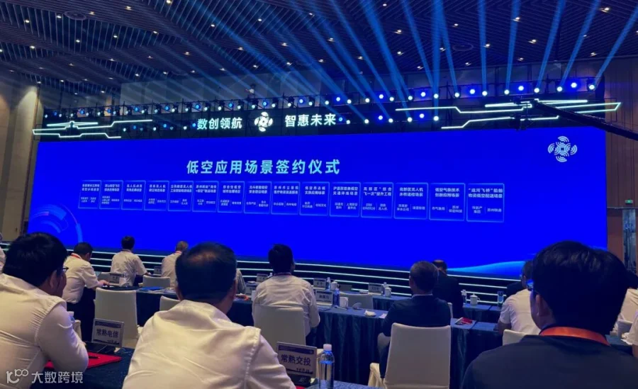 现场签约 1 (1).jpg