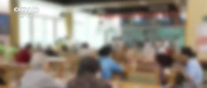 央视曝光养老诈骗链条：洗肠液加酱油冒充排出的体内毒素，百余名老人被骗上千万元，30余名犯罪嫌疑人被拘留