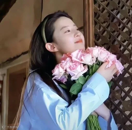 半个朋友圈都是刘亦菲捧花为什么?