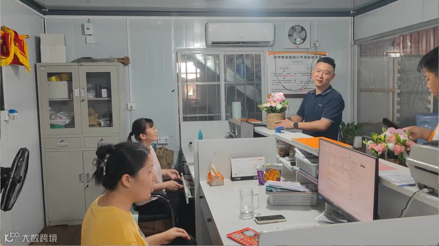 给两个女同事送花.png