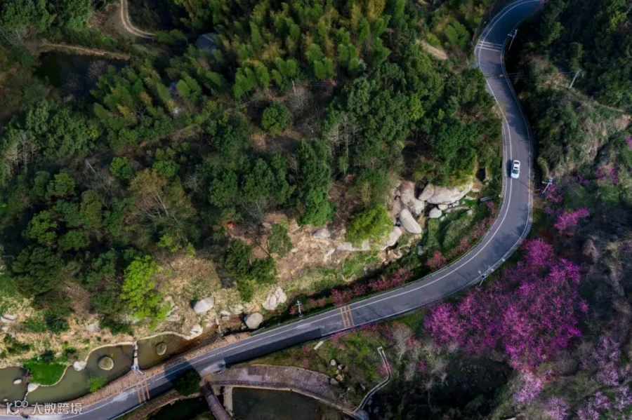 宁乡市灰汤镇东鹜山桃花谷公路。.jpg