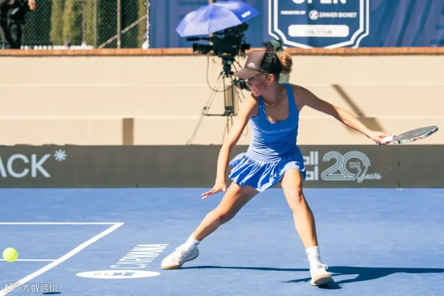 Hendershot wearing a blue set and white shoes
