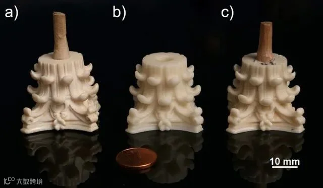 象牙色模型与3D打印的复制品并列