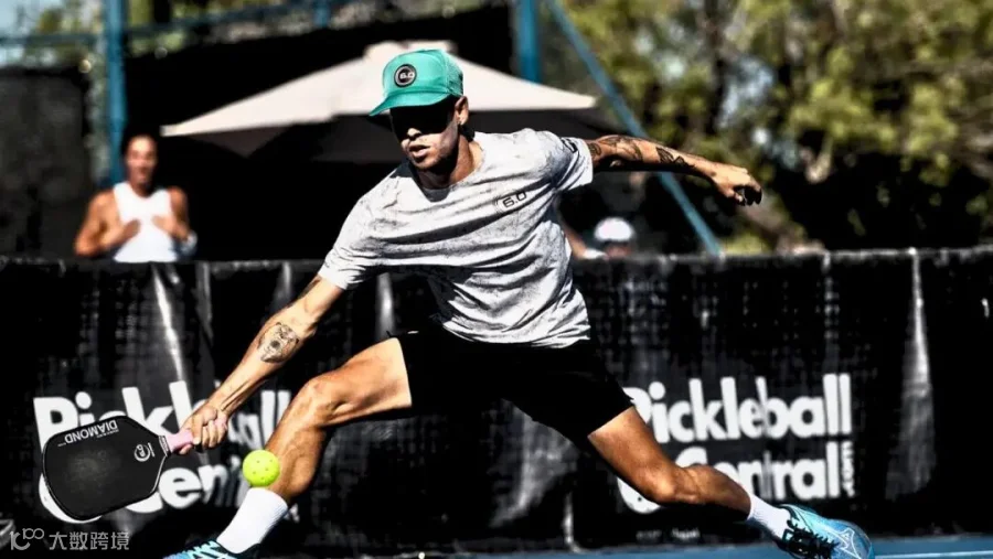 Jaume Martinez Vich competes with the Six Zero Double Black Diamond paddle on the PPA Tour.