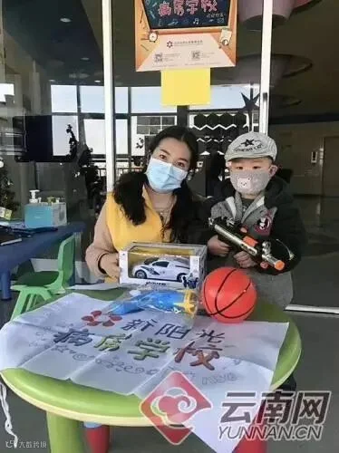 收到玩具枪的孩子 图片来源:云南网