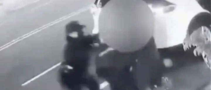 疑因同月同地连开两张罚单，<em>台南</em>女警遭车主持斧追砍，市长震怒：绝不放过；惊险画面曝光