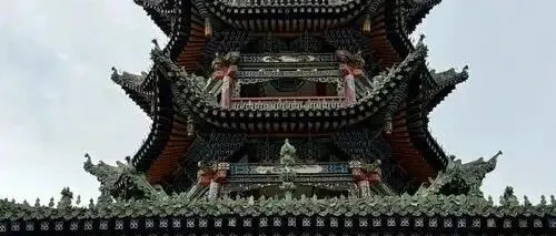 说句可能不受欢迎的话，<em>临夏</em>的民族风情一直独特，但这座城市的文化传播半径和它的地方特色并不完全一致