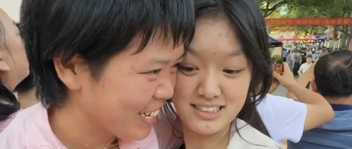 扛楼16年的单亲妈妈返乡陪考：AI科技，让平凡家庭不再为志愿填报犯难