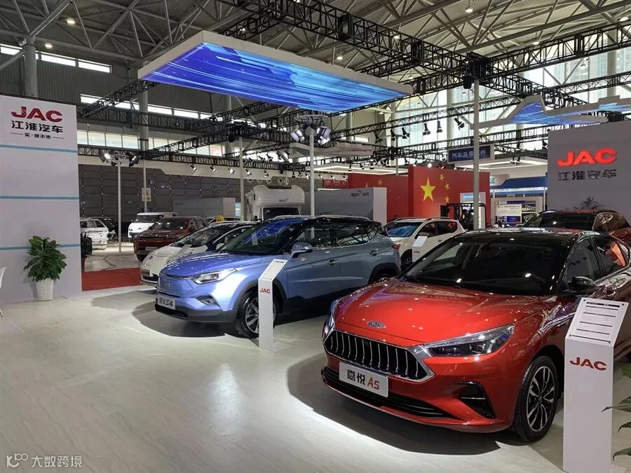 高端制造业展区内停放的江淮汽车_副本.jpg