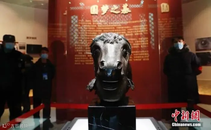 12月1日,“圆明园马首铜像划拨入藏仪式”在北京圆明园正觉寺举行。国家文物局正式将圆明园马首铜像划拨北京市海淀区圆明园管理处收藏,成为第一件回归圆明园的流失海外重要文物。 中新社记者 杜洋 摄