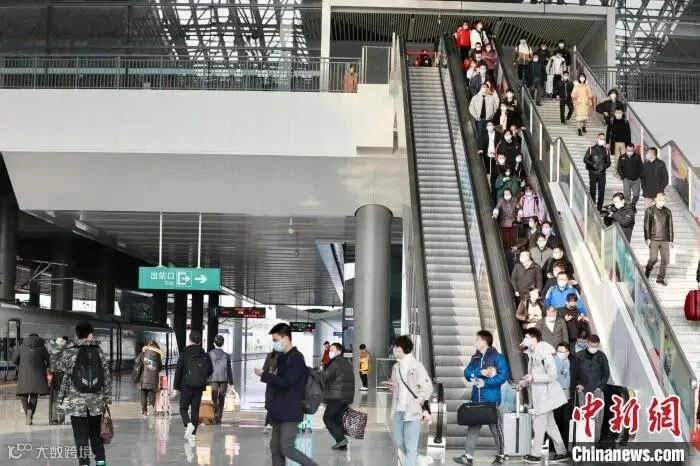 资料图。图为在赣州西站,旅客有序出行。 廖国胜 摄