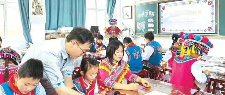 关注丨一针一线传非遗 校企携手润童心—— 牟定县茅阳第二小学开展彝绣“非遗进校园”活动
