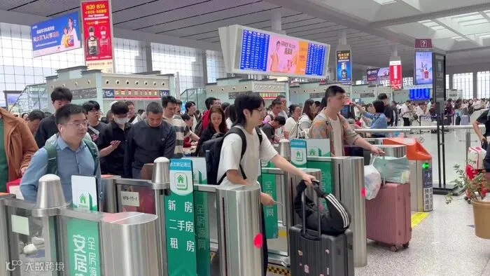 旅客在合肥南站候车室检票进站。 &nbsp; &nbsp;吴蓉 &nbsp;摄