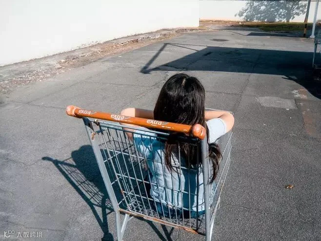 购物车、小车、商店、铺面、阳光、影子、女人、女孩、墙壁、停车场、停车场、停车场、停车场、汽车、超市