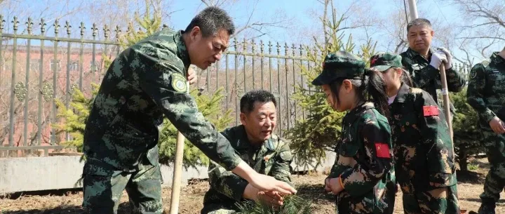 <em>双鸭山</em>局公司与集贤县联合开展植树志愿服务活动